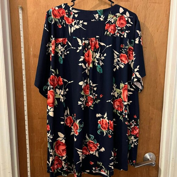 Size 4X - U.Vomade - Black and Red Floral Short Sleeve Knit Pullover - Picture 5 of 6